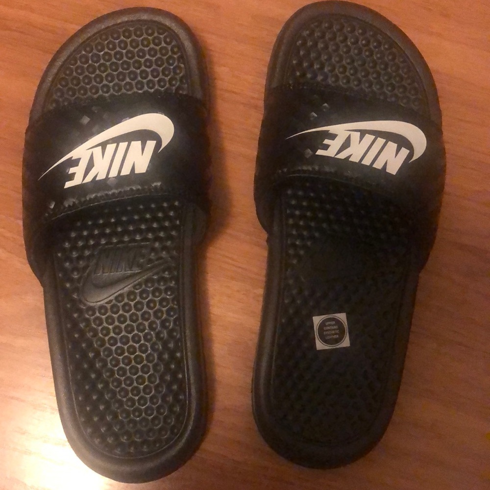 Sz 6 Women’s Nike Sliders